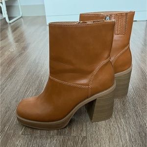 Universal Thread Women’s Olly Platform Boots in Cognac